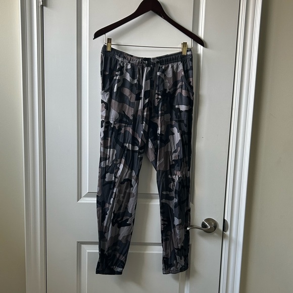 O’Neill Oversized high-waisted black and grey camo pants. - Picture 1 of 4